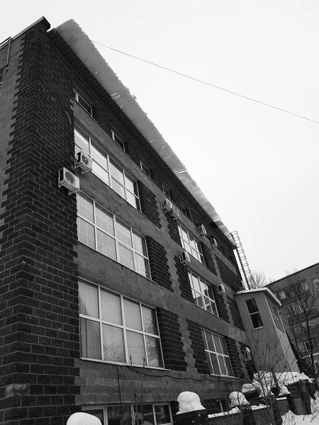 Çatıda tehlikeli buz Bloğu kışın kilitleniyor