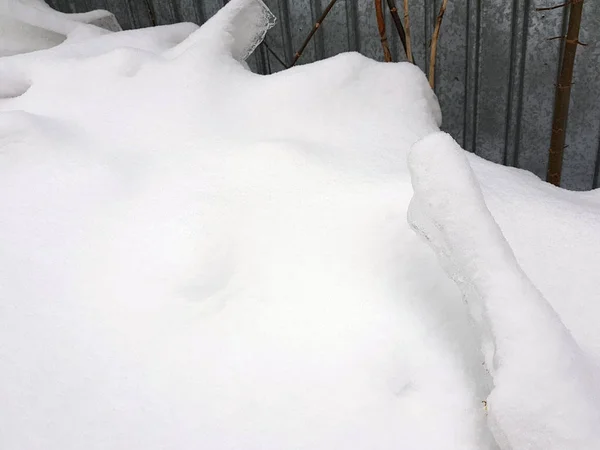 Nebezpečná ledová kostka s sníh spadl ze střechy v zimě — Stock fotografie