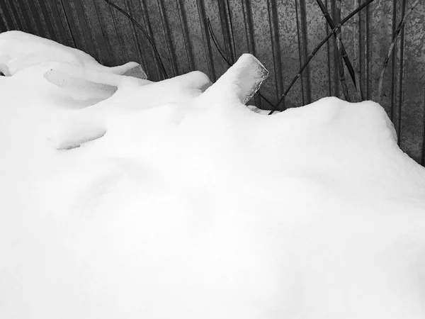 Peligroso bloque de hielo con nieve cayó del techo en invierno —  Fotos de Stock