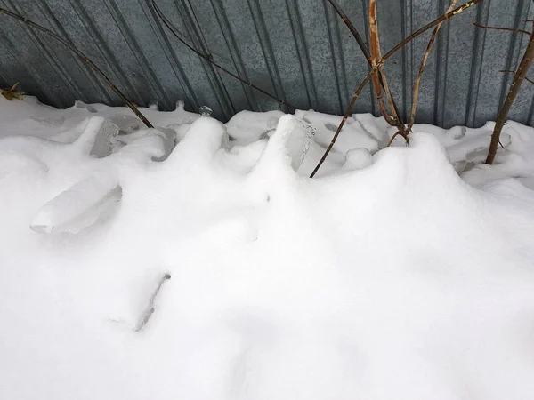 Blok lodu niebezpieczne z Śnieg spadł z dachu zimą — Zdjęcie stockowe