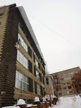 Çatıda tehlikeli buz Bloğu kışın kilitleniyor