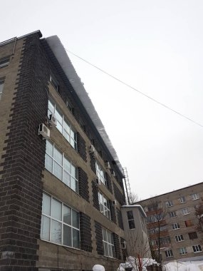 Çatıda tehlikeli buz Bloğu kışın kilitleniyor