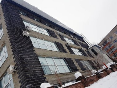 Çatıda tehlikeli buz Bloğu kışın kilitleniyor