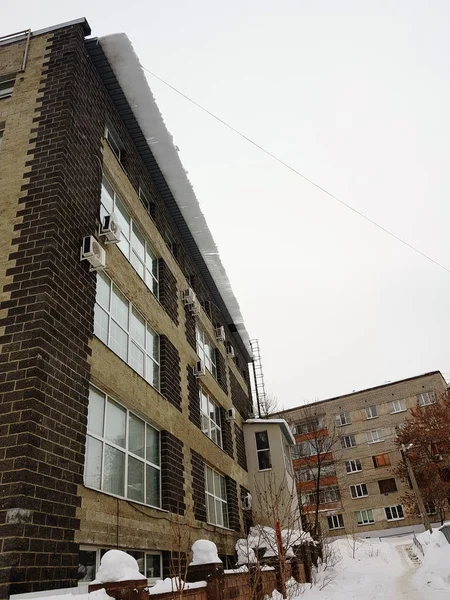 Çatıda tehlikeli buz Bloğu kışın kilitleniyor