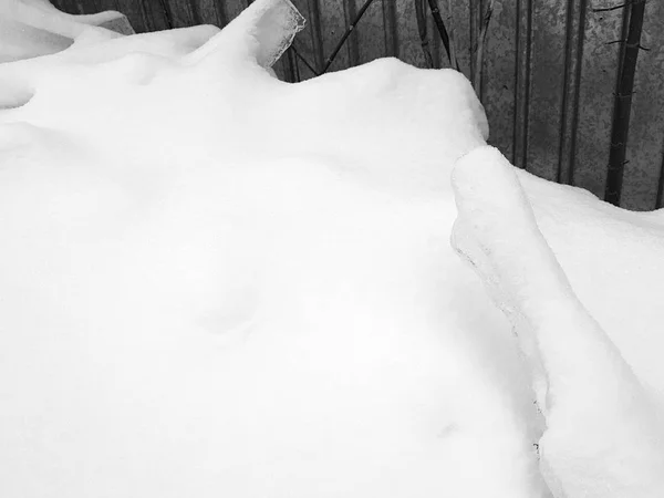 Επικίνδυνο πάγο μπλοκ με χιόνι έπεσε από την οροφή το χειμώνα — Φωτογραφία Αρχείου