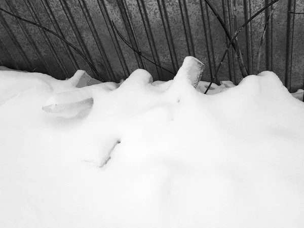 Bloc de glace dangereux avec neige tombée du toit en hiver — Photo