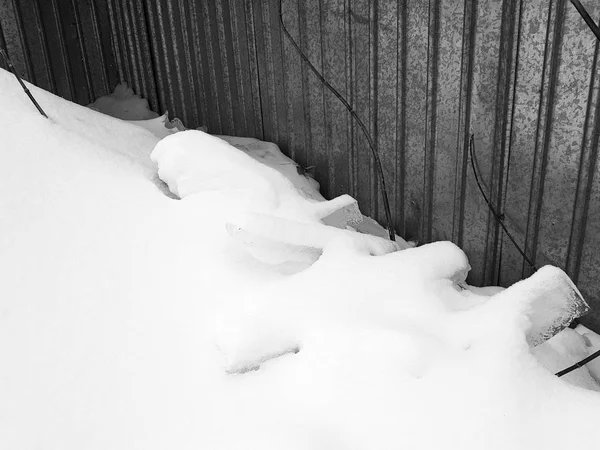 冬季, 有雪的危险冰块从屋顶上掉了下来 — 图库照片