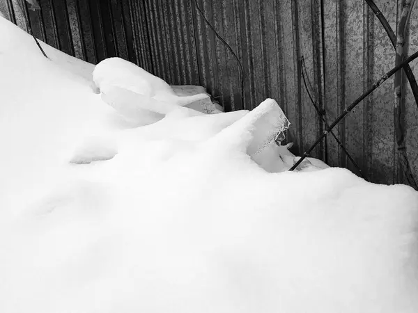 Bloco de gelo perigoso com neve caiu do telhado no inverno — Fotografia de Stock