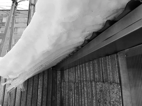 危险的冰块与雪在屋顶垂悬在冬天 — 图库照片