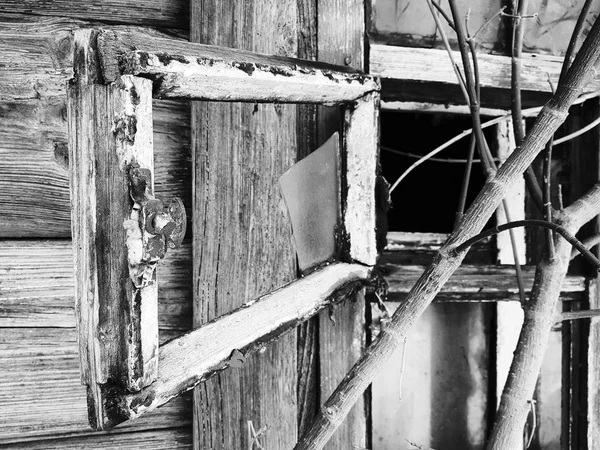 Панель з розбитим вікном в старому будинку на тлі снігу взимку — стокове фото