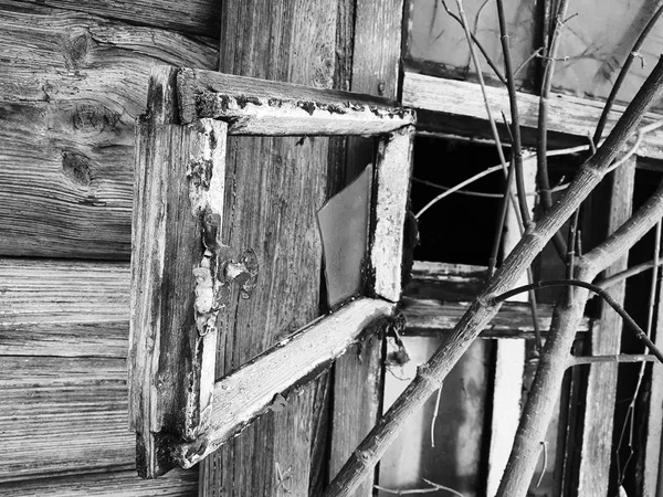 Kışın kar arka plan üzerinde eski evinde kırık bir pencere bölmesi — Stok fotoğraf