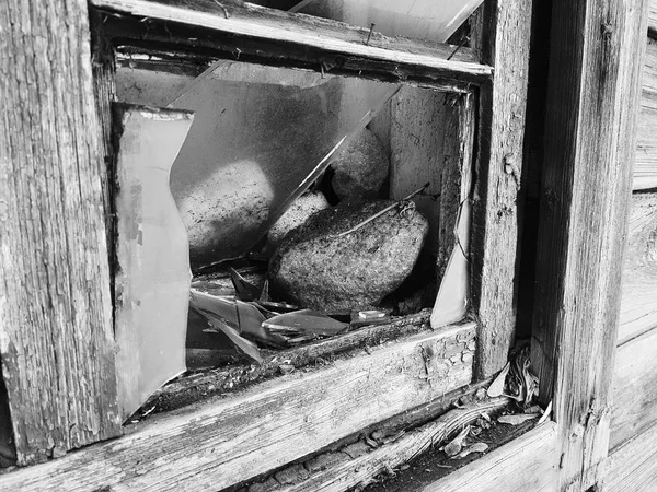Панель с разбитым окном в старом доме на фоне снега зимой — стоковое фото