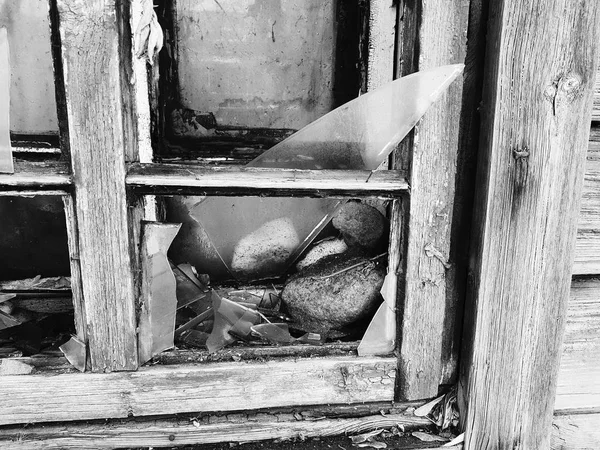 Panel con una ventana rota en la antigua casa en el fondo de la nieve en invierno — Foto de Stock