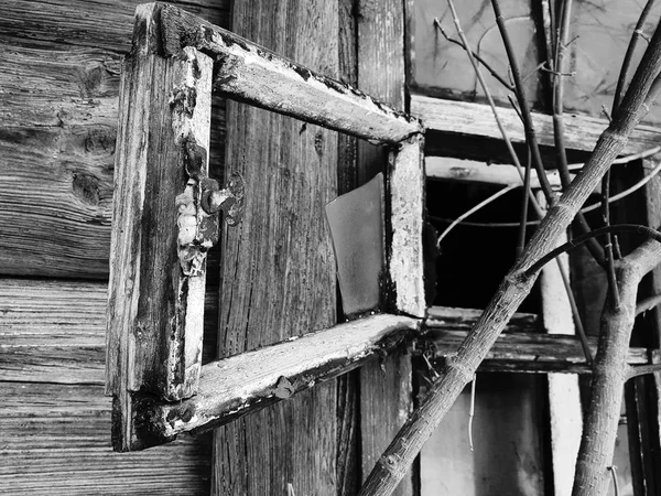 Kışın kar arka plan üzerinde eski evinde kırık bir pencere bölmesi — Stok fotoğraf