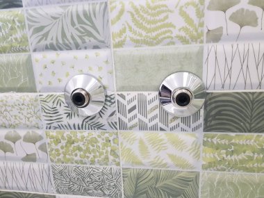 Onarım ve inşaat - reflektörler bir su için bir kiremit dokunun