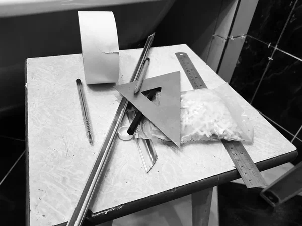 Ремонт - строительство с инструментами, ручка, карандаш, маркер, маскировочная лента, треугольник, угол, уголок плитки, алюминий , — стоковое фото