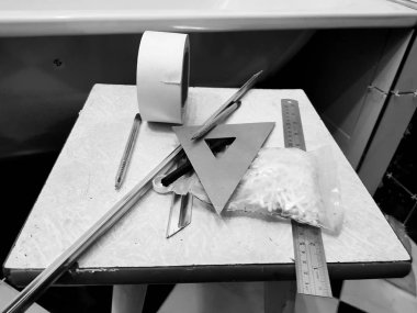 Onarım - bina ile araçlar, mezura, kalem, kalem, marker, maskeleme bandı, üçgen, köşe, döşemeyi köşelerinde, alüminyum,