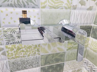 Onarım ve inşaat - banyoda bir kutu üzerindeki musluk suyu