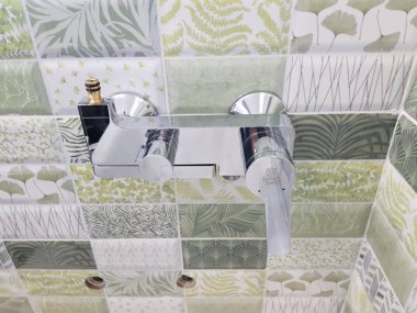 Onarım ve inşaat - banyoda bir kutu üzerindeki musluk suyu