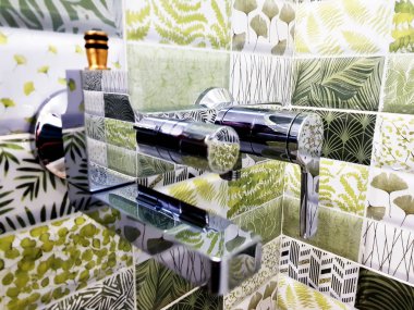 Onarım ve inşaat - banyoda bir kutu üzerindeki musluk suyu