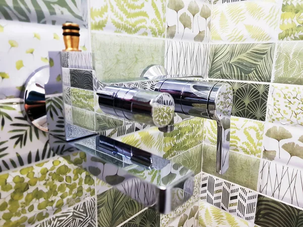 Onarım ve inşaat - banyoda bir kutu üzerindeki musluk suyu