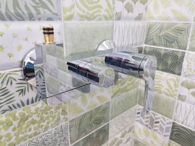 Onarım ve inşaat - banyoda bir kutu üzerindeki musluk suyu