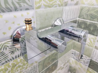 Onarım ve inşaat - banyoda bir kutu üzerindeki musluk suyu