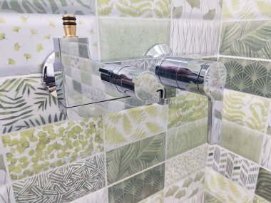 Onarım ve inşaat - banyoda bir kutu üzerindeki musluk suyu