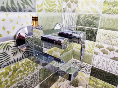 Onarım ve inşaat - banyoda bir kutu üzerindeki musluk suyu