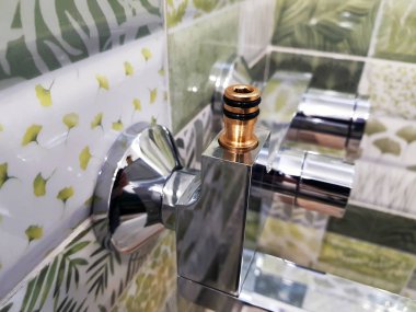 Onarım ve inşaat - banyoda bir kutu üzerindeki musluk suyu