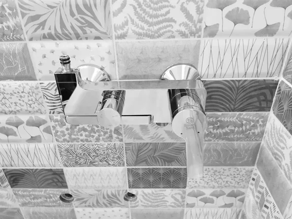 Reparación y construcción - grifo de agua en un azulejo en el baño — Foto de Stock