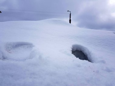 Adam güzel yalnız izleri kışın kar