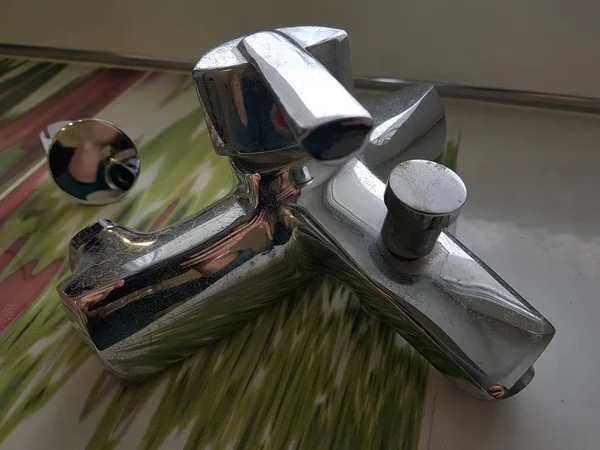 Ремонт и строительство - водопроводный кран на плитке в ванной комнате — стоковое фото