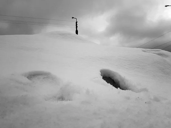 冬天人类雪的美丽的孤独痕迹 — 图库照片