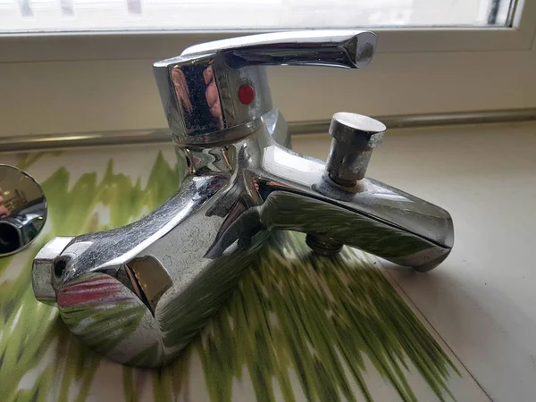 Réparation et construction - robinet d'eau sur une tuile dans la salle de bain — Photo