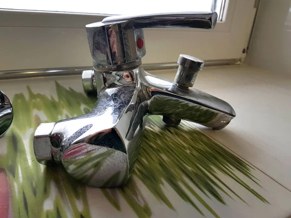 Ремонт и строительство - водопроводный кран на плитке в ванной комнате — стоковое фото