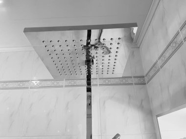 İnşaat ve onarım - krom boru banyoda duş