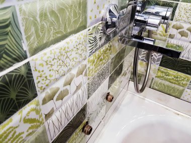 Onarım ve inşaat - banyoda bir kutu üzerindeki musluk suyu