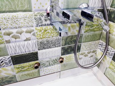 Onarım ve inşaat - banyoda bir kutu üzerindeki musluk suyu