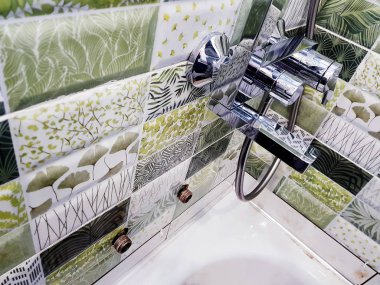 Onarım ve inşaat - banyoda bir kutu üzerindeki musluk suyu