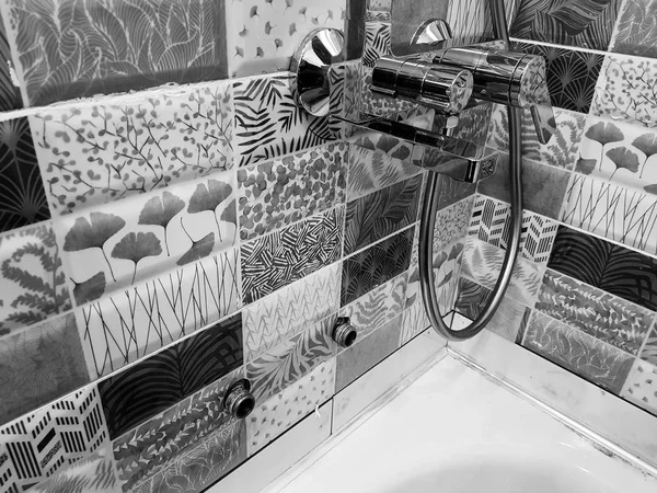 Réparation et construction - robinet d'eau sur une tuile dans la salle de bain — Photo