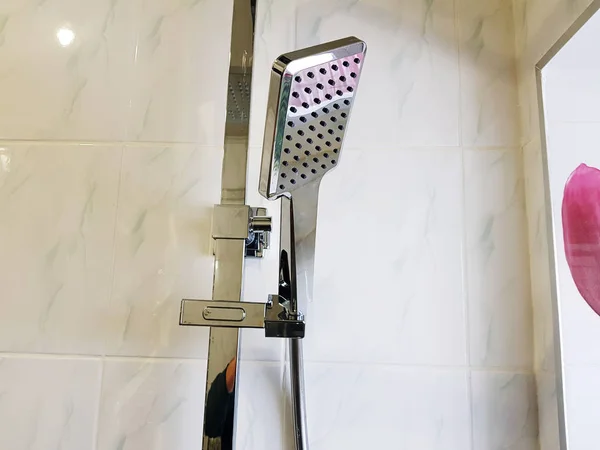 Bau und Reparatur - Dusche im Bad auf einem Chromrohr — Stockfoto