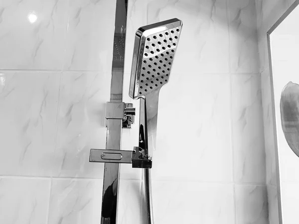 Construction et réparation - douche dans la salle de bain sur un tuyau chromé — Photo