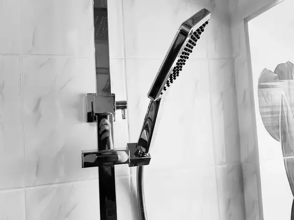 Construcción y reparación ducha en el baño en una tubería de cromo — Foto de Stock