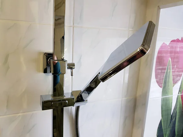 Construcción y reparación ducha en el baño en una tubería de cromo — Foto de Stock