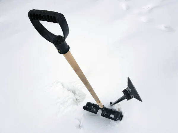 雪铲和冰斧在冬天卡在雪中 — 图库照片