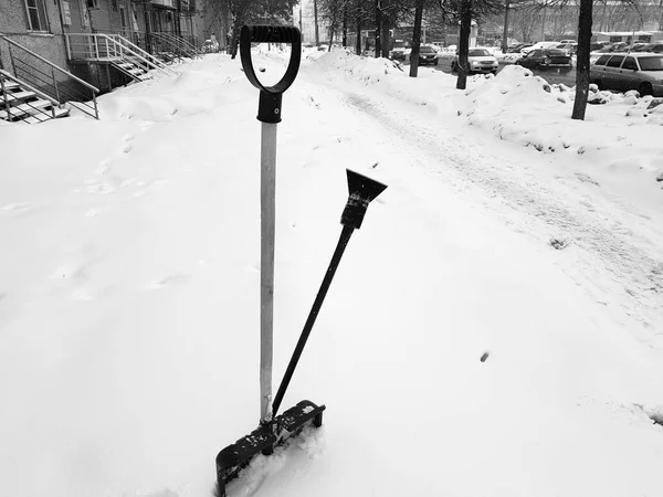 Pala da neve e piccozza bloccati nella neve in inverno — Foto Stock