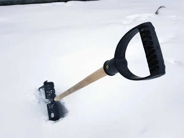 Łopata do śniegu i lodu ax tkwi w śniegu w zimie — Zdjęcie stockowe