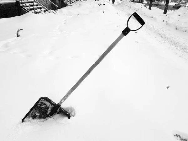 Pá de neve e machado de gelo preso na neve no inverno — Fotografia de Stock