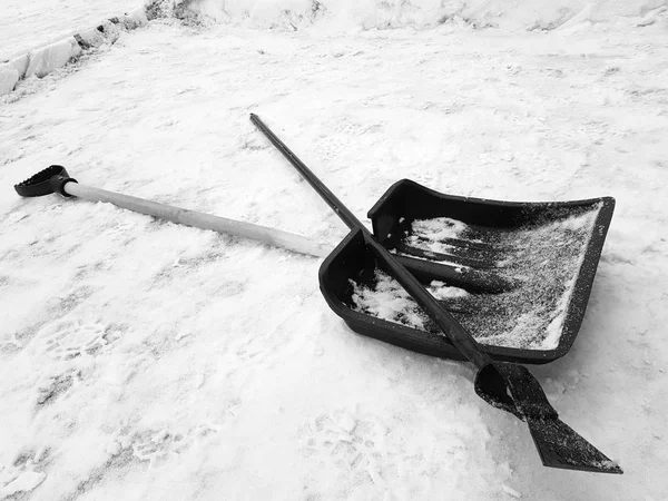 Schneeschaufel und Eispickel liegen im Winter im Schnee — Stockfoto